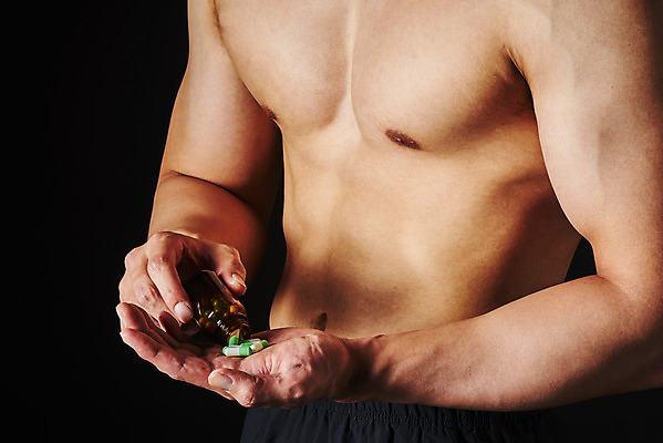 포토 JPG 스튜디오촬영 남자 검은배경 근육 운동선수 실내 한명 들기 상반신 20대 성인 옆모습 알약 한국인 약병 보디빌더 꺼내기 불법 약물오남용 약물중독 의료성형뷰티 성인남자한명만 도핑 스테로이드 국내포토 1 스포츠 뷰포인트 백그라운드 모션 사람 동양인 청년 내부 약 검은색 범죄 보디빌딩 중독 병_담는 남자한명만 성인남자만 파일형식