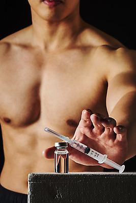 포토 JPG 스튜디오촬영 남자 검은배경 근육 운동선수 실내 주사기 한명 상반신 20대 성인 앞모습 한국인 보디빌더 손뻗기 불법 약물오남용 약물중독 의료성형뷰티 성인남자한명만 도핑 바이알 스테로이드 국내포토 1 스포츠 뷰포인트 백그라운드 의료기기 모션 사람 동양인 청년 내부 약 검은색 의료용품 범죄 보디빌딩 중독 남자한명만 성인남자만 파일형식