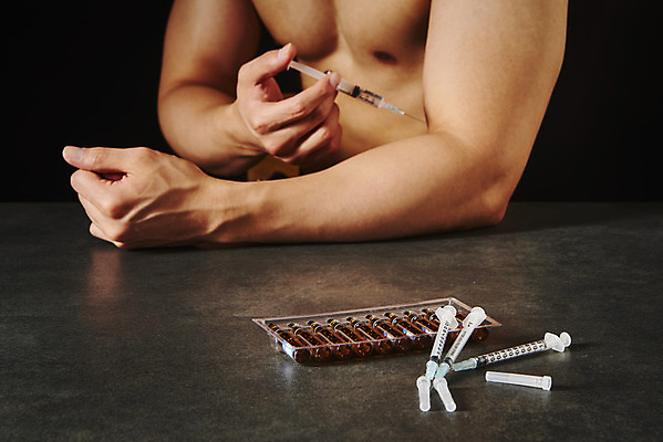 포토 JPG 스튜디오촬영 남자 검은배경 근육 운동선수 실내 주사기 한명 들기 상반신 20대 성인 옆모습 한국인 보디빌더 팔 불법 앰플 약물오남용 약물중독 의료성형뷰티 성인남자한명만 도핑 스테로이드 국내포토 1 스포츠 뷰포인트 백그라운드 의료기기 모션 사람 동양인 청년 내부 신체부위 약 검은색 범죄 보디빌딩 중독 남자한명만 성인남자만 파일형식