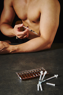 포토 JPG 스튜디오촬영 남자 검은배경 근육 운동선수 실내 주사기 한명 들기 상반신 20대 성인 옆모습 한국인 보디빌더 팔 불법 앰플 약물오남용 약물중독 의료성형뷰티 성인남자한명만 도핑 스테로이드 국내포토 1 스포츠 뷰포인트 백그라운드 의료기기 모션 사람 동양인 청년 내부 신체부위 약 검은색 범죄 보디빌딩 중독 남자한명만 성인남자만 파일형식