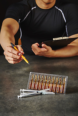 포토 JPG 스튜디오촬영 남자 검은배경 근육 실내 주사기 한명 들기 상반신 20대 성인 앞모습 펜 한국인 가리킴 트레이너 추천 강요 불법 서류판 앰플 약물오남용 약물중독 의료성형뷰티 성인남자한명만 도핑 스테로이드 국내포토 1 뷰포인트 백그라운드 컨셉 의료기기 모션 사람 동양인 손짓 청년 내부 필기구 약 사무용품 검은색 헬스 범죄 중독 남자한명만 성인남자만 파일형식