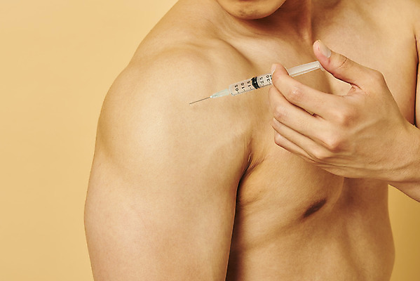 포토 JPG 스튜디오촬영 남자 근육 운동선수 실내 주사기 한명 들기 상반신 20대 성인 옆모습 한국인 보디빌더 어깨 불법 약물오남용 약물중독 의료성형뷰티 성인남자한명만 도핑 갈색배경 스테로이드 국내포토 1 스포츠 뷰포인트 백그라운드 의료기기 모션 사람 동양인 청년 내부 신체부위 약 갈색 범죄 보디빌딩 중독 남자한명만 성인남자만 파일형식