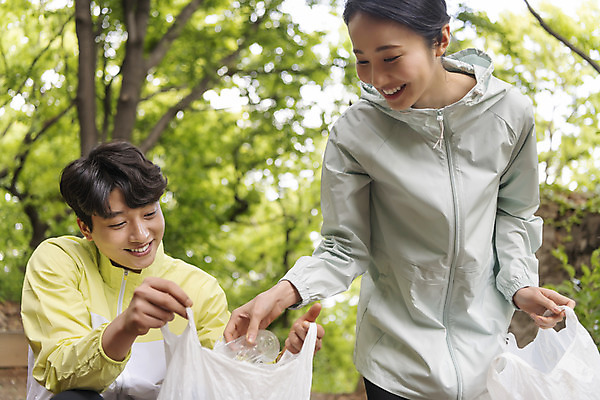 포토 JPG 주간 커플 응시 여자 남자 커플라이프 데이트 비닐봉투 산 미소 들기 상반신 20대 성인 야외 두명 앞모습 아웃포커스 자연보호 그린캠페인 한국인 쓰레기 친환경 쓰레기줍기 성인만 플로깅 국내포토 자연요소 라이프스타일 시선 캠페인 뷰포인트 관계 모션 자연 봉투 촬영기법 표정 사람 동양인 청년 환경 보호 파일형식 줍기