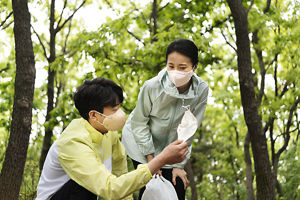 포토 JPG 주간 커플 응시 여자 남자 커플라이프 데이트 비닐봉투 산 마스크 들기 상반신 20대 성인 야외 두명 앞모습 옆모습 자연보호 그린캠페인 한국인 쓰레기 친환경 쓰레기줍기 성인만 플로깅 국내포토 자연요소 라이프스타일 시선 캠페인 뷰포인트 관계 모션 자연 봉투 사람 동양인 청년 환경 보호 파일형식 줍기