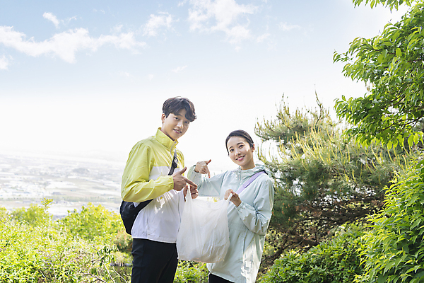 포토 JPG 주간 커플 응시 여자 남자 커플라이프 데이트 하늘 비닐봉투 산 미소 들기 상반신 20대 성인 야외 두명 앞모습 자연보호 그린캠페인 한국인 가리킴 쓰레기 친환경 쓰레기줍기 성인만 플로깅 국내포토 자연요소 라이프스타일 시선 캠페인 뷰포인트 관계 모션 자연 봉투 표정 사람 동양인 손짓 청년 환경 보호 파일형식 줍기