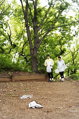 포토 JPG 주간 전신 커플 여자 남자 커플라이프 데이트 산 들기 20대 성인 야외 두명 앞모습 아웃포커스 걷기 자연보호 그린캠페인 한국인 쓰레기 친환경 페트병 쓰레기줍기 성인만 플로깅 국내포토 자연요소 라이프스타일 캠페인 뷰포인트 관계 모션 자연 촬영기법 사람 동양인 청년 환경 보호 병_담는 파일형식 줍기