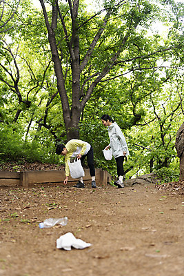 포토 JPG 주간 전신 커플 여자 남자 커플라이프 데이트 비닐봉투 산 허리숙이기 20대 성인 야외 두명 옆모습 걷기 자연보호 그린캠페인 한국인 쓰레기 친환경 쓰레기줍기 성인만 줍기 플로깅 국내포토 자연요소 라이프스타일 캠페인 뷰포인트 관계 모션 자연 봉투 숙이기 사람 동양인 청년 환경 보호 파일형식
