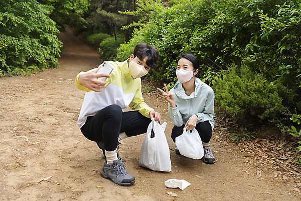 포토 JPG 주간 전신 커플 응시 여자 남자 커플라이프 데이트 비닐봉투 산 마스크 미소 들기 20대 성인 야외 두명 앞모습 스마트폰 자연보호 그린캠페인 한국인 쓰레기 셀프카메라 친환경 브이 웅크림 쓰레기줍기 성인만 인증샷 플로깅 국내포토 자연요소 라이프스타일 시선 캠페인 뷰포인트 관계 모션 자연 봉투 표정 사람 동양인 손짓 청년 핸드폰 스마트기기 환경 사진촬영 보호 인증 합성어 파일형식 줍기
