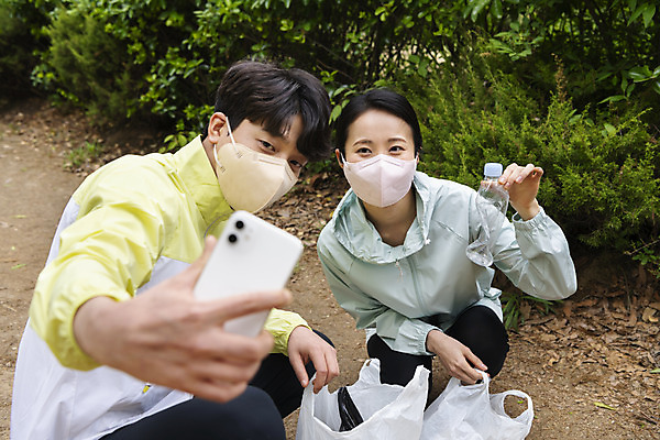 포토 JPG 주간 커플 응시 여자 남자 커플라이프 데이트 비닐봉투 산 마스크 들기 상반신 20대 성인 야외 두명 앞모습 스마트폰 자연보호 그린캠페인 한국인 쓰레기 셀프카메라 친환경 페트병 쓰레기줍기 성인만 인증샷 플로깅 국내포토 자연요소 라이프스타일 시선 캠페인 뷰포인트 관계 모션 자연 봉투 사람 동양인 청년 핸드폰 스마트기기 환경 사진촬영 보호 인증 합성어 병_담는 파일형식 줍기
