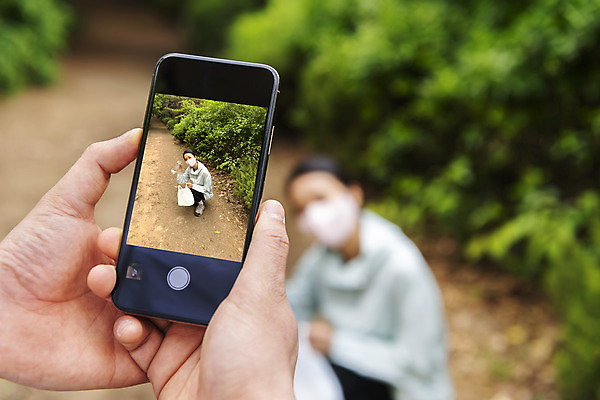 포토 JPG 주간 전신 손 커플 여자 커플라이프 데이트 비닐봉투 산 마스크 한명 들기 근접촬영 상반신 20대 야외 앞모습 아웃포커스 신체부위 스마트폰 자연보호 그린캠페인 사진촬영 한국인 친환경 웅크림 쓰레기줍기 성인여자한명만 플로깅 국내포토 자연요소 1 라이프스타일 캠페인 뷰포인트 관계 모션 자연 봉투 촬영기법 사람 동양인 청년 핸드폰 스마트기기 환경 촬영 보호 여자한명만 성인여자만 파일형식 줍기