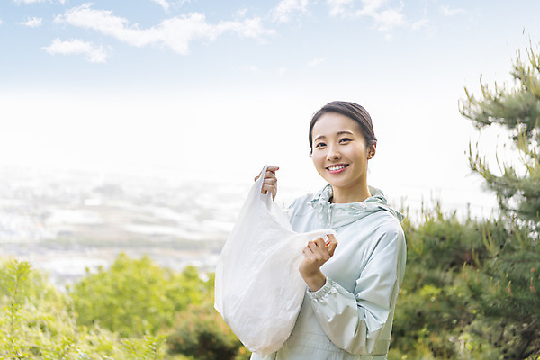 포토 JPG 주간 우먼라이프 응시 여자 하늘 비닐봉투 산 한명 미소 들기 상반신 20대 성인 야외 앞모습 아웃포커스 자연보호 그린캠페인 한국인 쓰레기 친환경 쓰레기줍기 성인여자한명만 플로깅 국내포토 자연요소 1 라이프스타일 시선 캠페인 뷰포인트 모션 자연 봉투 촬영기법 표정 사람 동양인 청년 환경 보호 여자한명만 성인여자만 파일형식 줍기