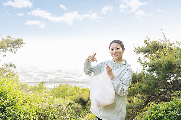 포토 JPG 주간 우먼라이프 응시 여자 하늘 비닐봉투 산 한명 미소 들기 상반신 20대 성인 야외 앞모습 자연보호 그린캠페인 한국인 가리킴 친환경 쓰레기줍기 성인여자한명만 플로깅 국내포토 자연요소 1 라이프스타일 시선 캠페인 뷰포인트 모션 자연 봉투 표정 사람 동양인 손짓 청년 환경 보호 여자한명만 성인여자만 파일형식 줍기