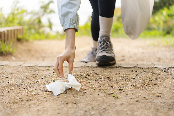 포토 JPG 주간 우먼라이프 손 여자 비닐봉투 산 한명 20대 성인 야외 앞모습 아웃포커스 신체부위 자연보호 그린캠페인 한국인 하반신 쓰레기 친환경 쓰레기줍기 성인여자한명만 플로깅 국내포토 자연요소 1 라이프스타일 캠페인 뷰포인트 자연 봉투 촬영기법 사람 동양인 청년 환경 보호 여자한명만 성인여자만 파일형식 줍기