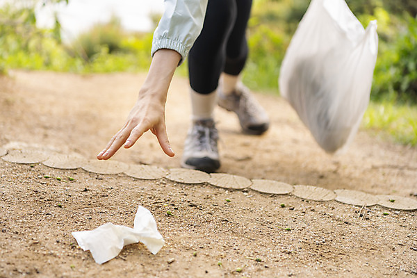 포토 JPG 주간 우먼라이프 손 여자 발 비닐봉투 산 한명 20대 성인 야외 옆모습 아웃포커스 신체부위 자연보호 그린캠페인 한국인 하반신 쓰레기 친환경 손뻗기 쓰레기줍기 성인여자한명만 플로깅 국내포토 자연요소 1 라이프스타일 캠페인 뷰포인트 모션 자연 봉투 촬영기법 사람 동양인 청년 환경 보호 여자한명만 성인여자만 파일형식 줍기