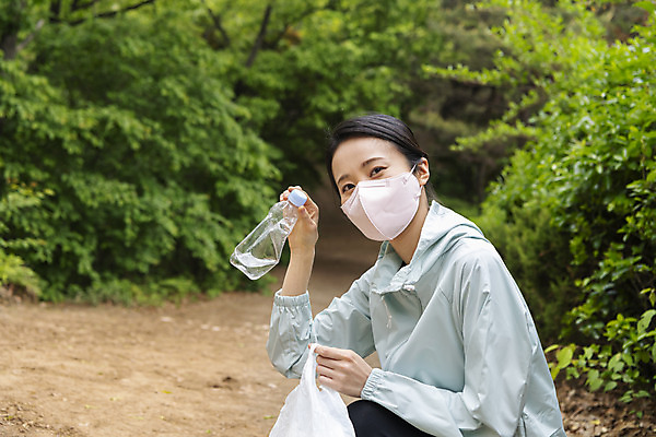 포토 JPG 주간 우먼라이프 응시 여자 비닐봉투 산 마스크 한명 들기 상반신 20대 성인 야외 옆모습 자연보호 그린캠페인 한국인 쓰레기 친환경 페트병 쓰레기줍기 성인여자한명만 플로깅 국내포토 자연요소 1 라이프스타일 시선 캠페인 뷰포인트 모션 자연 봉투 사람 동양인 청년 환경 보호 병_담는 여자한명만 성인여자만 파일형식 줍기