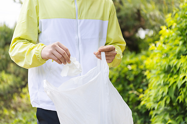 포토 JPG 주간 남자 맨라이프 비닐봉투 산 한명 들기 상반신 20대 성인 야외 앞모습 아웃포커스 자연보호 그린캠페인 한국인 쓰레기 친환경 쓰레기줍기 성인남자한명만 플로깅 국내포토 자연요소 1 라이프스타일 캠페인 뷰포인트 모션 자연 봉투 촬영기법 사람 동양인 청년 환경 보호 남자한명만 성인남자만 파일형식 줍기