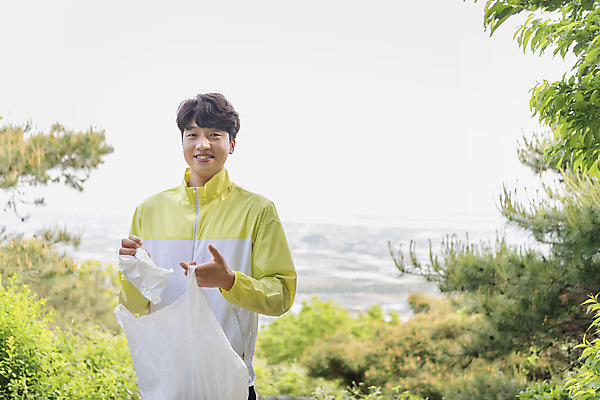 포토 JPG 주간 응시 남자 맨라이프 비닐봉투 산 한명 미소 들기 상반신 20대 성인 야외 앞모습 자연보호 그린캠페인 한국인 쓰레기 친환경 쓰레기줍기 성인남자한명만 플로깅 국내포토 자연요소 1 라이프스타일 시선 캠페인 뷰포인트 모션 자연 봉투 표정 사람 동양인 청년 환경 보호 남자한명만 성인남자만 파일형식 줍기