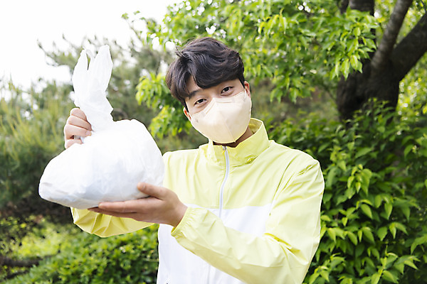 포토 JPG 주간 응시 남자 맨라이프 비닐봉투 산 마스크 한명 들기 상반신 20대 성인 야외 앞모습 자연보호 그린캠페인 한국인 쓰레기 친환경 보여주기 쓰레기줍기 성인남자한명만 플로깅 국내포토 자연요소 1 라이프스타일 시선 캠페인 뷰포인트 모션 자연 봉투 사람 동양인 청년 환경 보호 남자한명만 성인남자만 파일형식 줍기