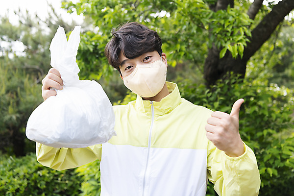 포토 JPG 주간 응시 남자 맨라이프 비닐봉투 산 마스크 한명 들기 상반신 20대 성인 야외 앞모습 자연보호 그린캠페인 한국인 최고 쓰레기 친환경 보여주기 쓰레기줍기 성인남자한명만 플로깅 국내포토 자연요소 1 라이프스타일 시선 캠페인 뷰포인트 모션 자연 봉투 사람 동양인 청년 환경 보호 남자한명만 성인남자만 파일형식 줍기