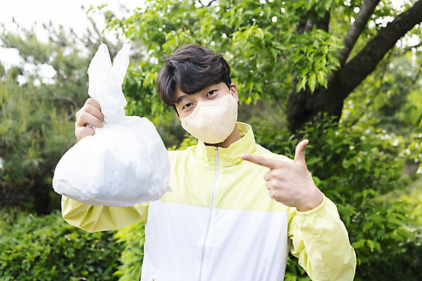 포토 JPG 주간 응시 남자 맨라이프 비닐봉투 산 마스크 한명 들기 상반신 20대 성인 야외 앞모습 자연보호 그린캠페인 한국인 가리킴 쓰레기 친환경 보여주기 쓰레기줍기 성인남자한명만 플로깅 국내포토 자연요소 1 라이프스타일 시선 캠페인 뷰포인트 모션 자연 봉투 사람 동양인 손짓 청년 환경 보호 남자한명만 성인남자만 파일형식 줍기