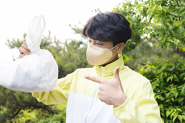포토 JPG 주간 응시 남자 맨라이프 비닐봉투 산 마스크 한명 들기 상반신 20대 성인 야외 옆모습 자연보호 그린캠페인 한국인 가리킴 쓰레기 친환경 보여주기 쓰레기줍기 성인남자한명만 플로깅 국내포토 자연요소 1 라이프스타일 시선 캠페인 뷰포인트 모션 자연 봉투 사람 동양인 손짓 청년 환경 보호 남자한명만 성인남자만 파일형식 줍기