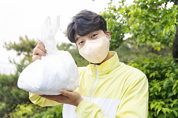 포토 JPG 주간 응시 남자 맨라이프 비닐봉투 산 마스크 한명 들기 상반신 20대 성인 야외 앞모습 아웃포커스 자연보호 그린캠페인 한국인 쓰레기 친환경 보여주기 쓰레기줍기 성인남자한명만 플로깅 국내포토 자연요소 1 라이프스타일 시선 캠페인 뷰포인트 모션 자연 봉투 촬영기법 사람 동양인 청년 환경 보호 남자한명만 성인남자만 파일형식 줍기