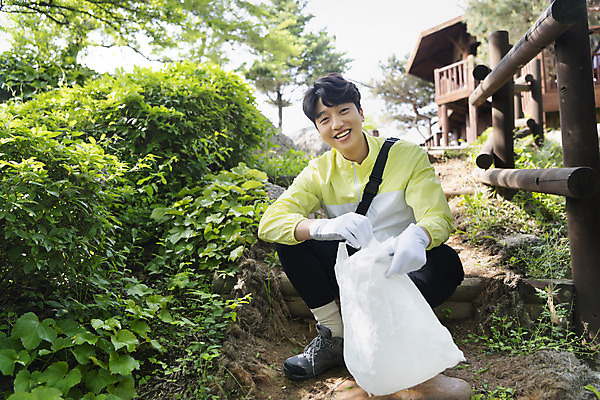 포토 JPG 주간 전신 응시 남자 맨라이프 비닐봉투 산 한명 미소 들기 20대 성인 야외 앞모습 자연보호 그린캠페인 한국인 쓰레기 친환경 웅크림 쓰레기줍기 성인남자한명만 플로깅 국내포토 자연요소 1 라이프스타일 시선 캠페인 뷰포인트 모션 자연 봉투 표정 사람 동양인 청년 환경 보호 남자한명만 성인남자만 파일형식 줍기