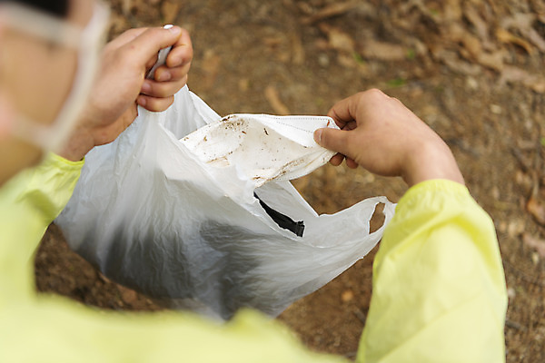포토 JPG 주간 남자 맨라이프 비닐봉투 산 마스크 한명 들기 상반신 20대 성인 야외 뒷모습 자연보호 그린캠페인 한국인 쓰레기 소프트포커스 친환경 쓰레기줍기 성인남자한명만 플로깅 국내포토 자연요소 1 라이프스타일 캠페인 뷰포인트 모션 자연 봉투 촬영기법 사람 동양인 청년 환경 보호 남자한명만 성인남자만 파일형식 줍기