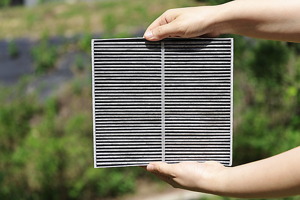 포토 JPG 주간 손 자동차 관리 들기 야외 아웃포커스 신체부위 지저분함 청소 에어컨 먼지 차량점검 필터 국내포토 자연요소 육상교통 모션 촬영기법 사람 가전제품 감각 점검 파일형식