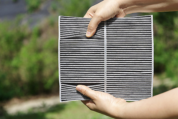 포토 JPG 주간 손 자동차 관리 들기 야외 아웃포커스 신체부위 청소 에어컨 먼지 차량점검 필터 국내포토 자연요소 육상교통 모션 촬영기법 사람 가전제품 점검 파일형식