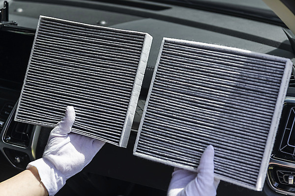 포토 JPG 손 장갑 자동차 실내 관리 들기 신체부위 청소 에어컨 먼지 차안 차량점검 필터 국내포토 잡화 육상교통 모션 사람 내부 가전제품 점검 파일형식