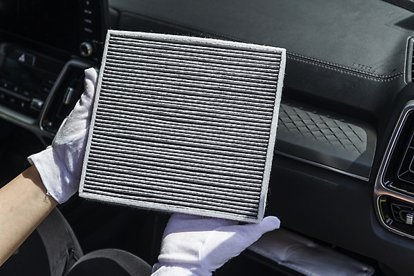 포토 JPG 손 장갑 자동차 실내 관리 들기 신체부위 청소 에어컨 먼지 차안 차량점검 필터 국내포토 잡화 육상교통 모션 사람 내부 가전제품 점검 파일형식