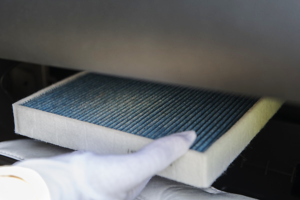 포토 JPG 손 장갑 자동차 실내 관리 아웃포커스 신체부위 깨끗함 청소 에어컨 교체 차량내부 차량점검 필터 국내포토 잡화 육상교통 컨셉 촬영기법 사람 내부 가전제품 점검 파일형식