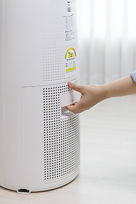 포토 JPG 손 거실 주택 실내 관리 신체부위 커버 잡기 청소 먼지 공기청정기 필터 국내포토 모션 사람 내부 건물 가전제품 파일형식