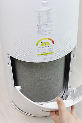 포토 JPG 손 거실 실내 관리 신체부위 잡기 오픈 지저분함 청소 먼지 공기청정기 필터 국내포토 모션 사람 내부 가전제품 감각 파일형식