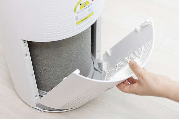 포토 JPG 손 거실 실내 관리 신체부위 잡기 오픈 지저분함 청소 먼지 공기청정기 필터 국내포토 모션 사람 내부 가전제품 감각 파일형식