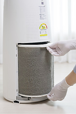 포토 JPG 손 장갑 거실 실내 관리 들기 신체부위 지저분함 청소 먼지 공기청정기 교체 필터 국내포토 잡화 모션 사람 내부 가전제품 감각 파일형식