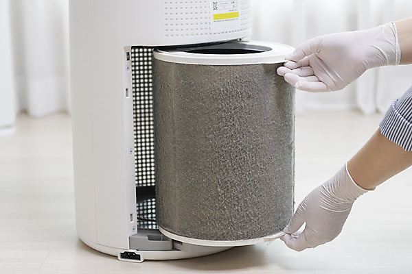 포토 JPG 손 장갑 거실 실내 관리 들기 아웃포커스 신체부위 지저분함 청소 먼지 꺼내기 공기청정기 교체 필터 국내포토 잡화 모션 촬영기법 사람 내부 가전제품 감각 파일형식