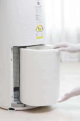 포토 JPG 손 장갑 거실 실내 관리 들기 아웃포커스 신체부위 깨끗함 청소 공기청정기 교체 넣기 필터 국내포토 잡화 컨셉 모션 촬영기법 사람 내부 가전제품 파일형식