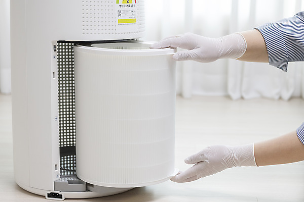 포토 JPG 손 장갑 거실 실내 관리 들기 신체부위 깨끗함 청소 공기청정기 교체 넣기 필터 국내포토 잡화 컨셉 모션 사람 내부 가전제품 파일형식