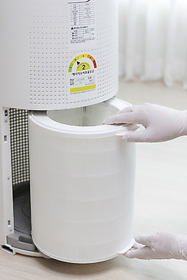 포토 JPG 손 장갑 거실 실내 관리 들기 신체부위 깨끗함 청소 공기청정기 교체 넣기 필터 국내포토 잡화 컨셉 모션 사람 내부 가전제품 파일형식