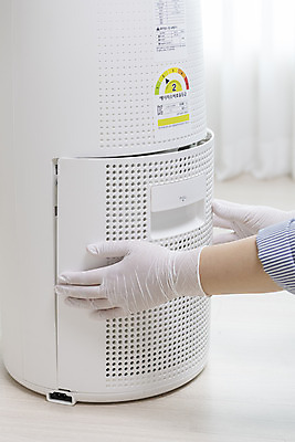 포토 JPG 손 장갑 거실 실내 관리 신체부위 커버 잡기 닫기 청소 먼지 공기청정기 필터 국내포토 잡화 모션 사람 내부 가전제품 파일형식