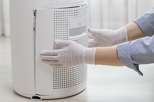 포토 JPG 손 장갑 거실 실내 관리 신체부위 커버 잡기 닫기 청소 먼지 공기청정기 필터 국내포토 잡화 모션 사람 내부 가전제품 파일형식