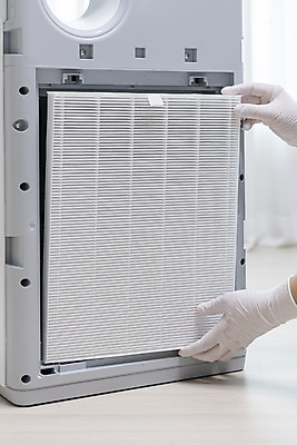 포토 JPG 손 장갑 거실 실내 관리 들기 신체부위 깨끗함 청소 공기청정기 교체 넣기 필터 국내포토 잡화 컨셉 모션 사람 내부 가전제품 파일형식