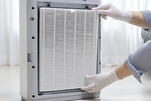 포토 JPG 손 장갑 거실 실내 관리 들기 신체부위 깨끗함 청소 공기청정기 교체 넣기 필터 국내포토 잡화 컨셉 모션 사람 내부 가전제품 파일형식