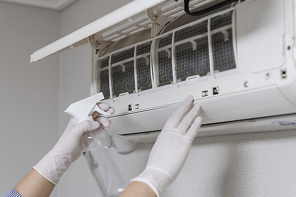 포토 JPG 손 장갑 실내 관리 들기 신체부위 커버 오픈 청소 에어컨 먼지 분무기 필터 국내포토 잡화 모션 사람 내부 가전제품 파일형식