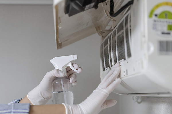 포토 JPG 손 장갑 실내 관리 들기 신체부위 커버 오픈 지저분함 소프트포커스 청소 에어컨 먼지 분무기 필터 국내포토 잡화 모션 촬영기법 사람 내부 가전제품 감각 파일형식