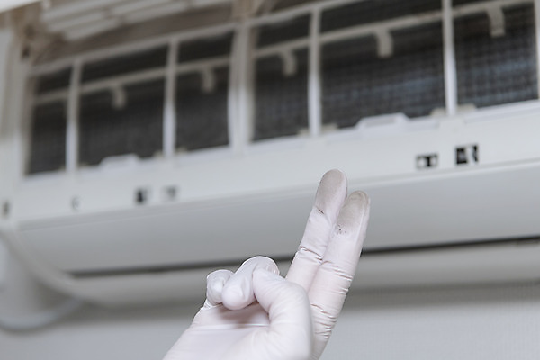 포토 JPG 손 장갑 실내 관리 아웃포커스 신체부위 커버 오픈 지저분함 청소 에어컨 먼지 필터 국내포토 잡화 촬영기법 사람 내부 가전제품 감각 파일형식