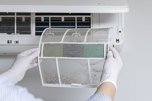 포토 JPG 손 장갑 실내 관리 들기 신체부위 커버 오픈 지저분함 청소 에어컨 먼지 꺼내기 필터 국내포토 잡화 모션 사람 내부 가전제품 감각 파일형식