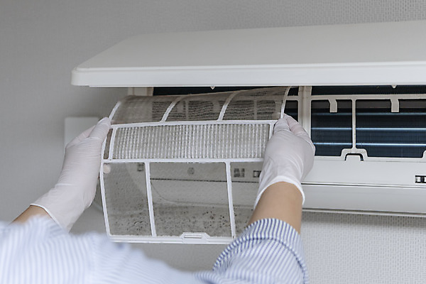 포토 JPG 손 장갑 실내 관리 들기 신체부위 커버 오픈 지저분함 청소 에어컨 먼지 꺼내기 필터 국내포토 잡화 모션 사람 내부 가전제품 감각 파일형식